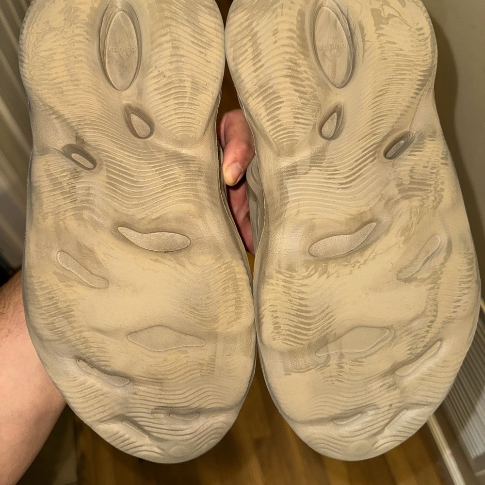 Adidas Yeezy Foam RNNR Stone Sage - Picture 6 of 8